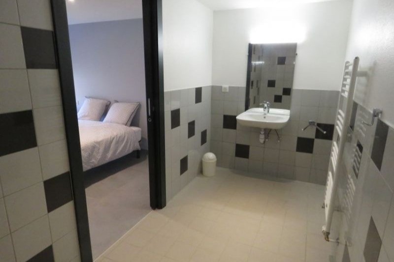 Salle d'eau attenante à la chambre - Gîte collectif La Ruche