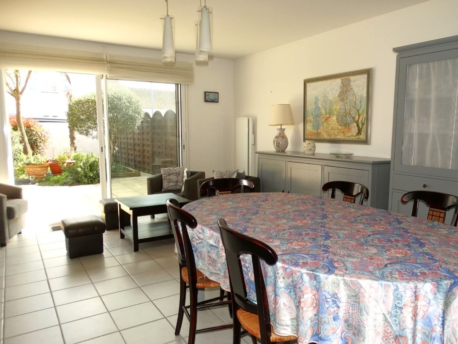 Living room: sitting/dining room