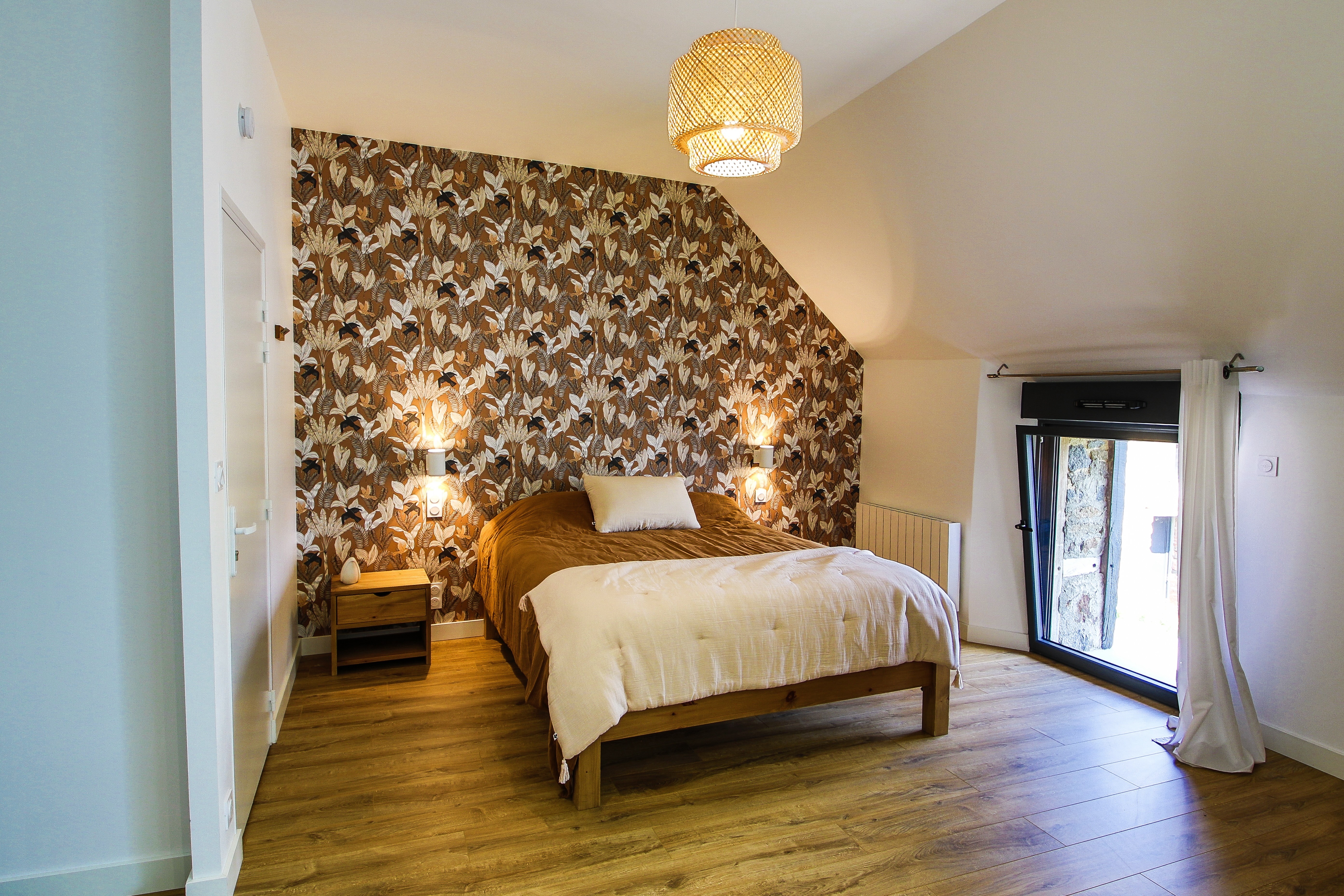 Chambre 1  : chambre spacieuse pour deux personnes avec lit 160x200 cm, TV, canapé, et sa grande salle de bain double vasques (baignoire et douche) et WC séparés.