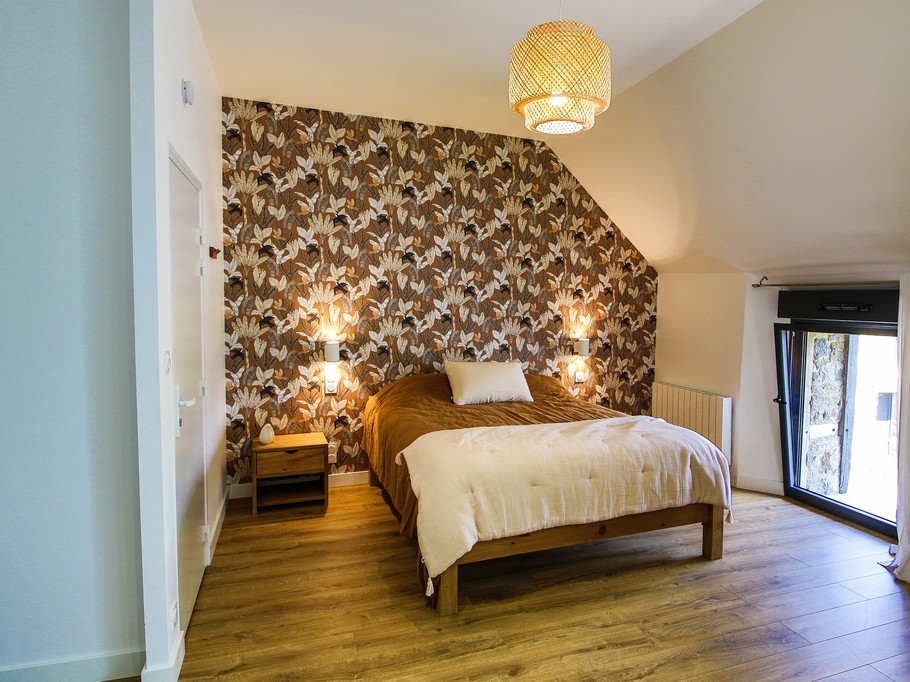 Chambre 1 : chambre spacieuse pour deux personnes avec lit 160x200 cm, TV, canapé, et sa grande salle de bain double vasques (baignoire et douche) et WC séparés.