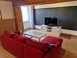 Salon avec télévision écran plat - Gîte Vosgien Chez Capucine et Mirabelle à BELLEFONTAINE 88