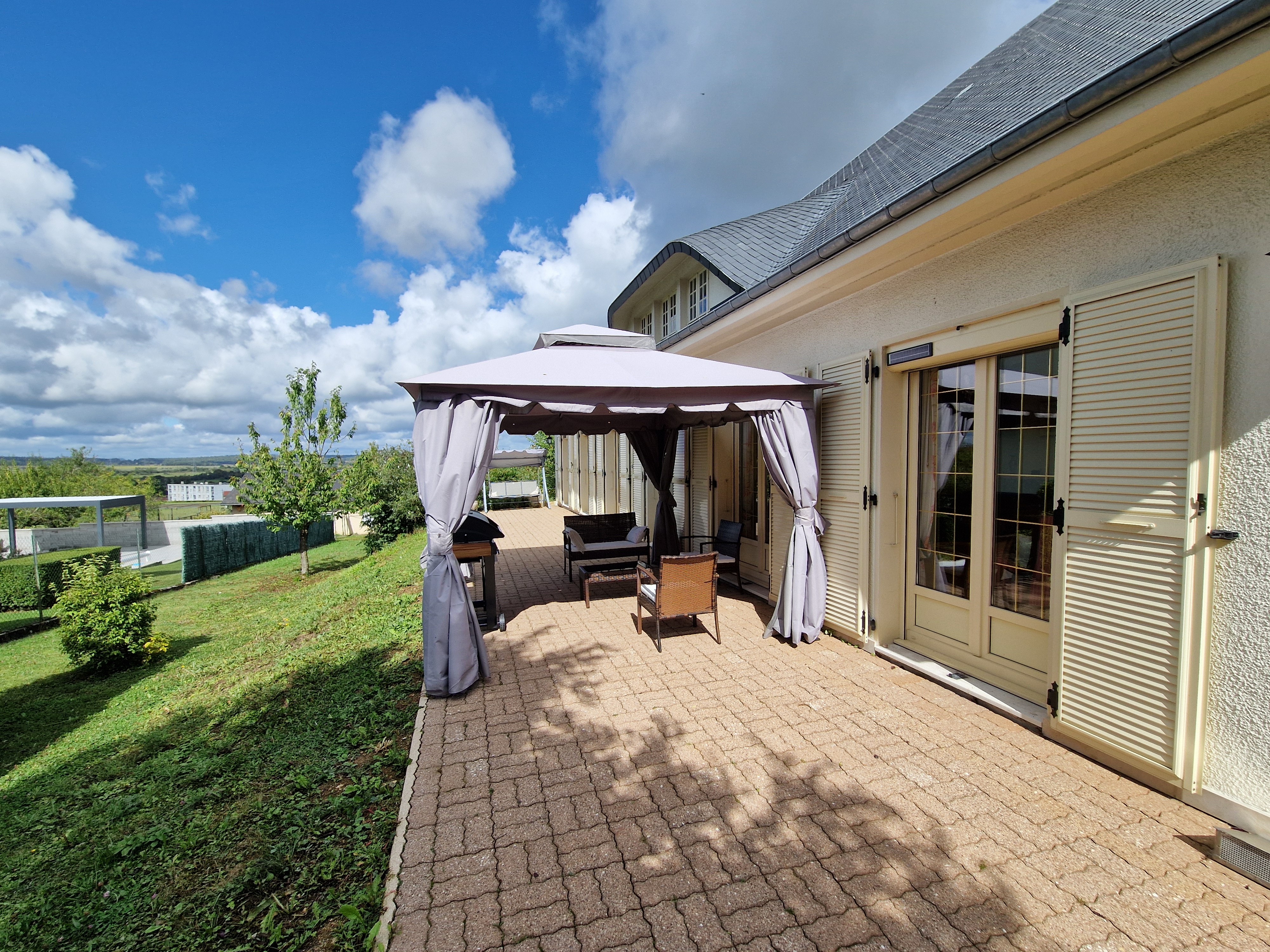 Terrace with views over the valley - Gîte les Lilas