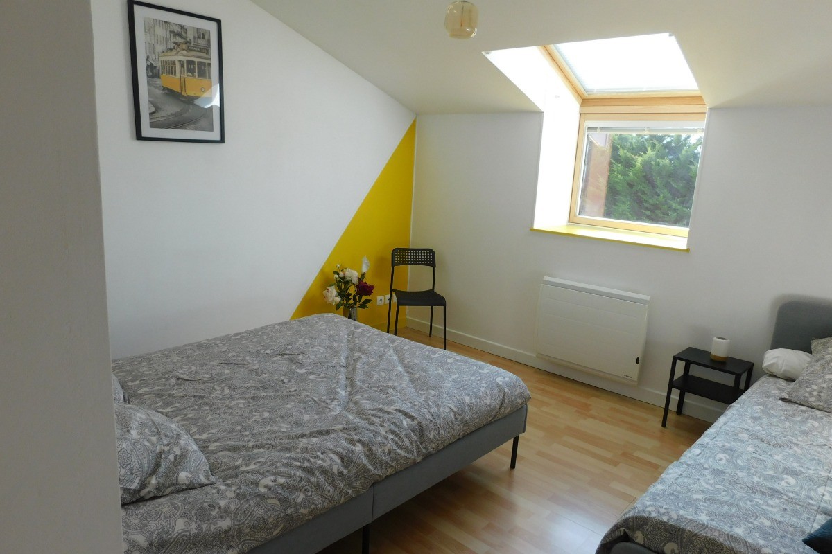 Chambre jaune vue générale