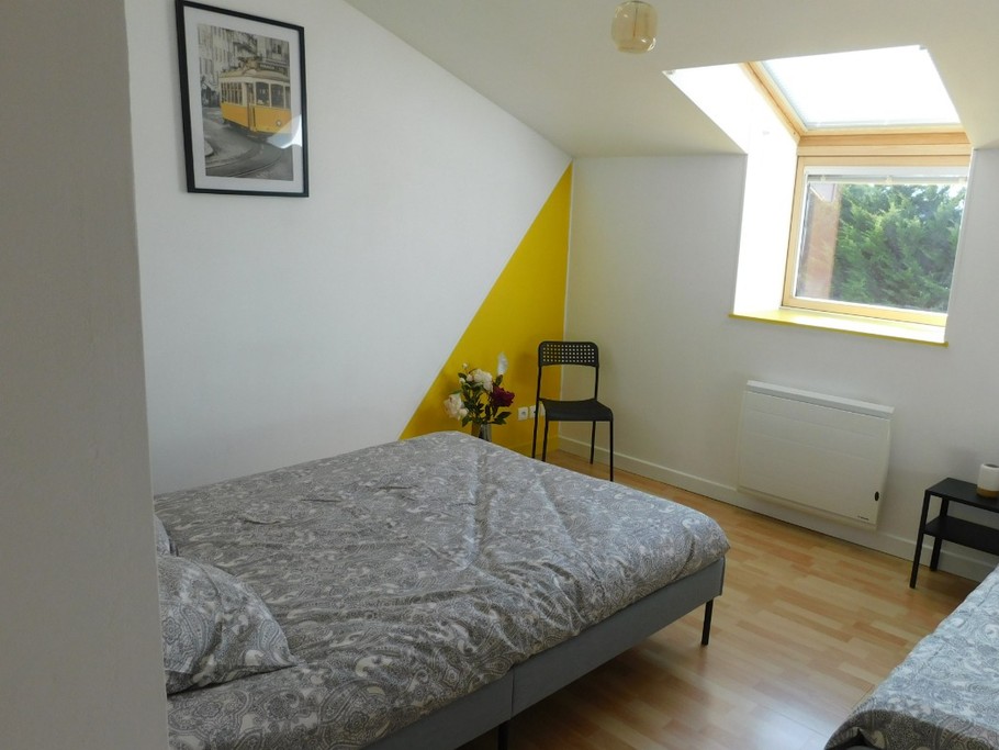 Chambre jaune vue générale