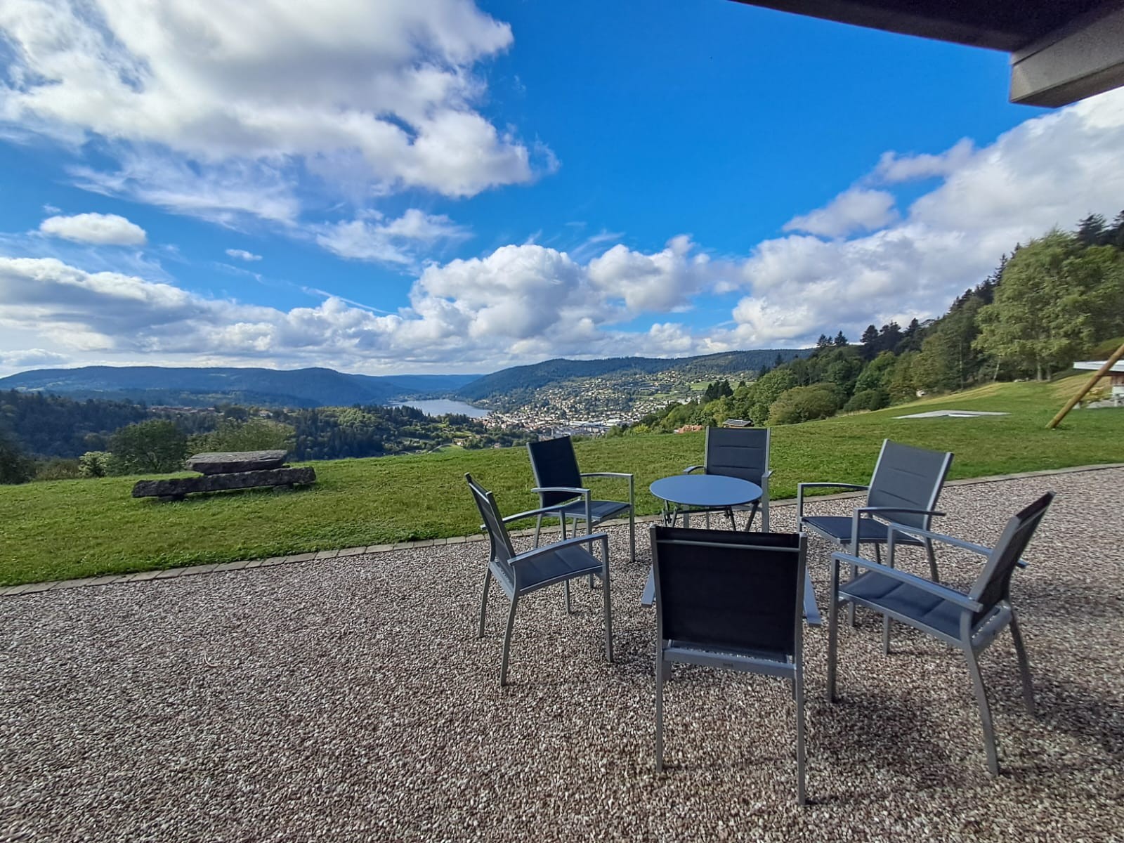Terrasse privée - Gîte Les Neufs Lieux – Gérardmer, 4 étoiles, piscine et vue imprenable sur le lac