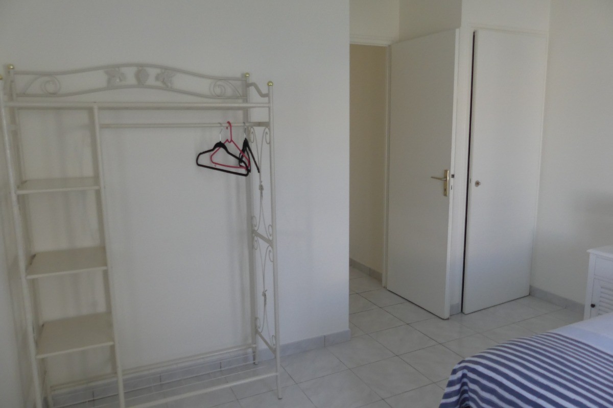 Chambre 1 avec un lit en 140