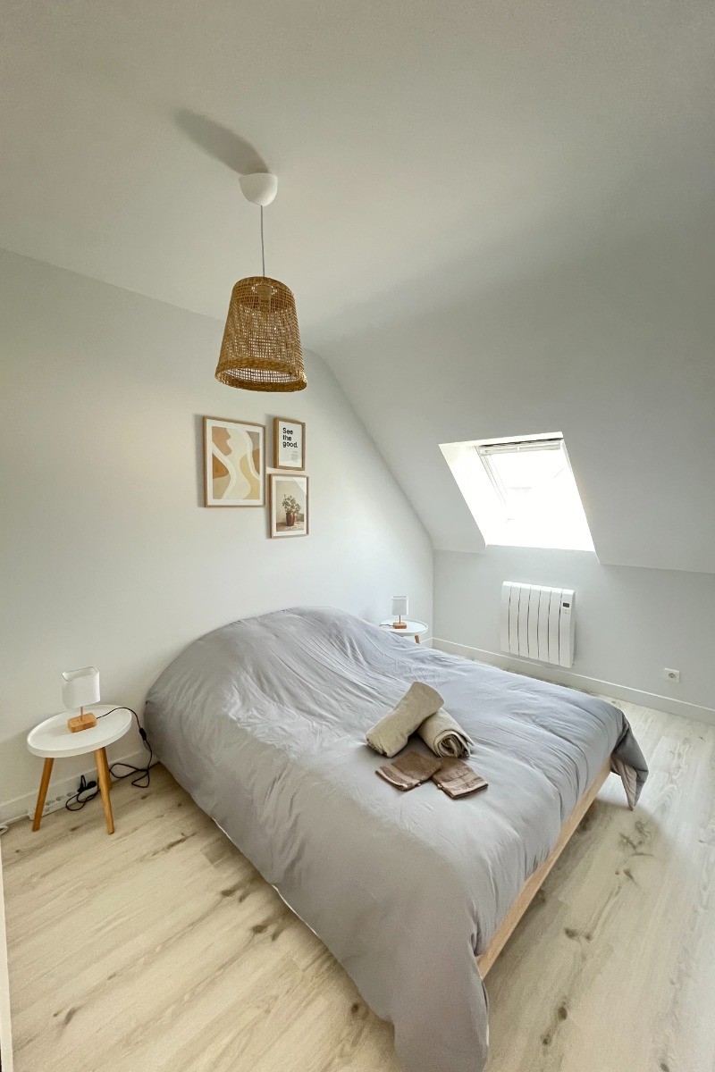 A l'étage, chambre 3 pour 2 personnes (lit 140 x 190 cm) avec rangements.