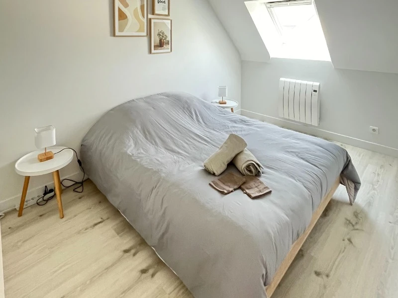 A l'étage, chambre 3 pour 2 personnes (lit 140 x 190 cm) avec rangements.