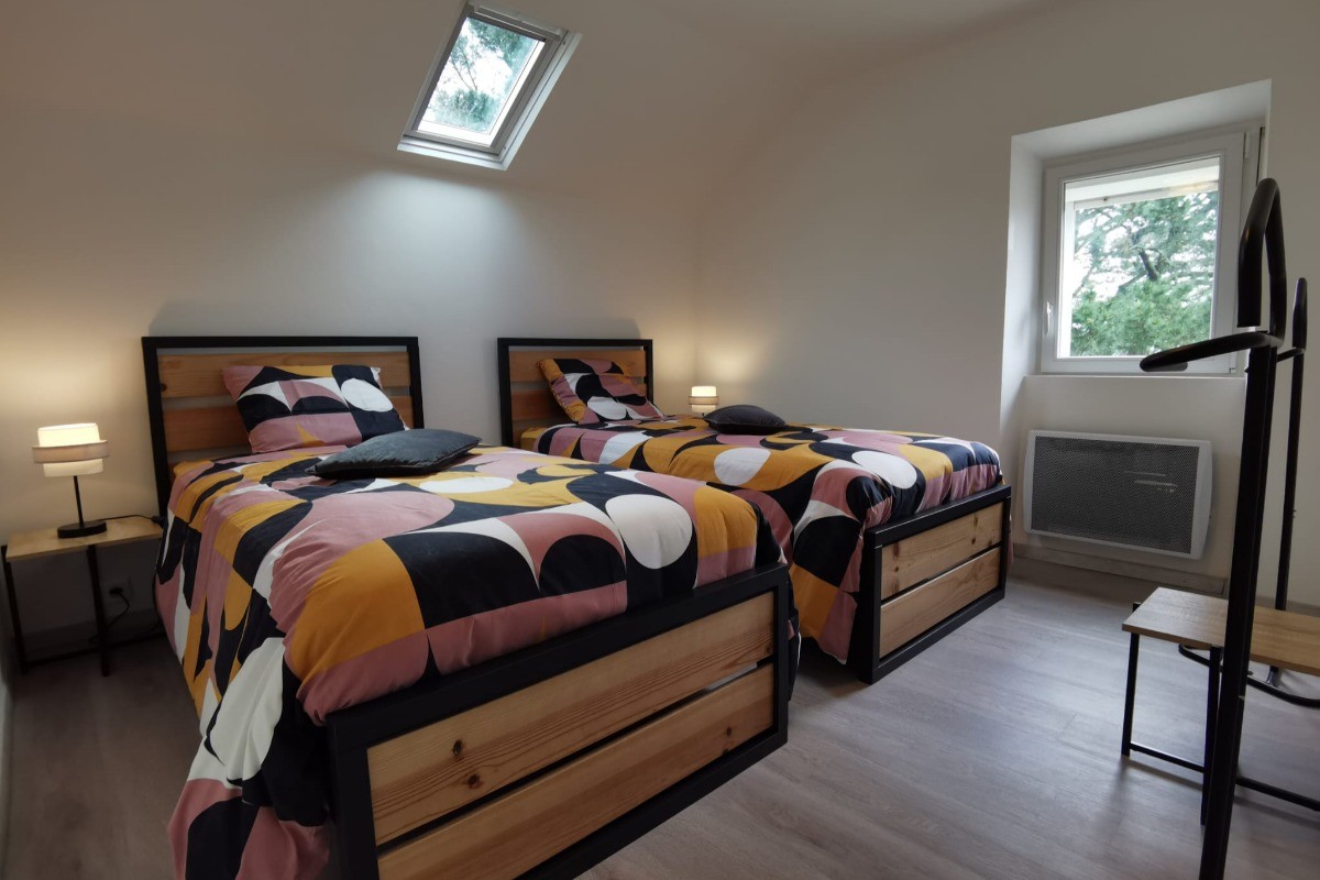 Deux lits de 90 dans une seconde chambre à l'étage