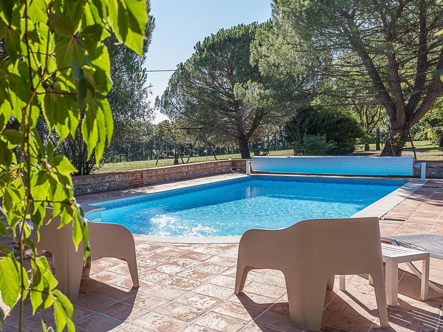 Shared swimming pool