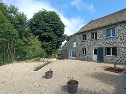 The terrace and courtyard with parking space
