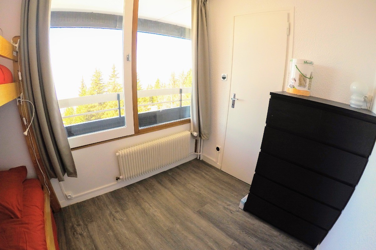 La commode de la chambre vous permet de ranger vos affaires