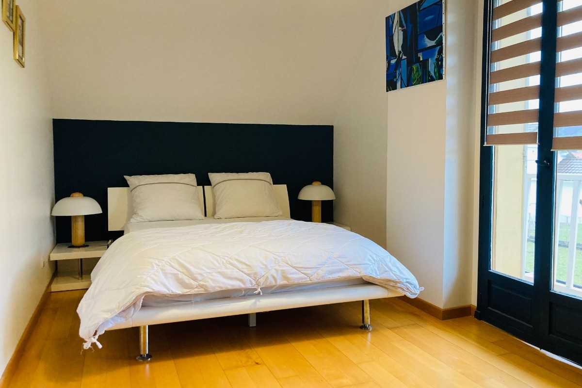 Chambre donnant sur le balcon - Lit double