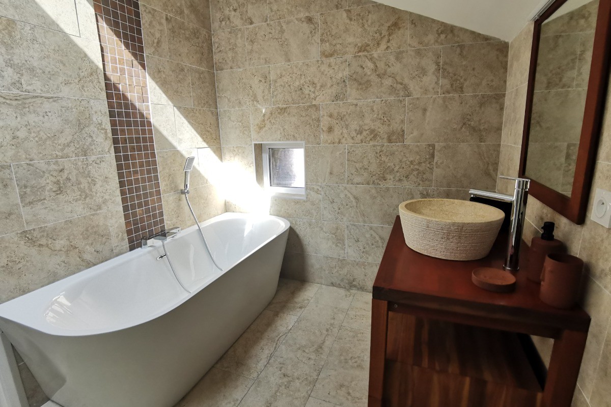 Salle de bain avec baignoire et douche
