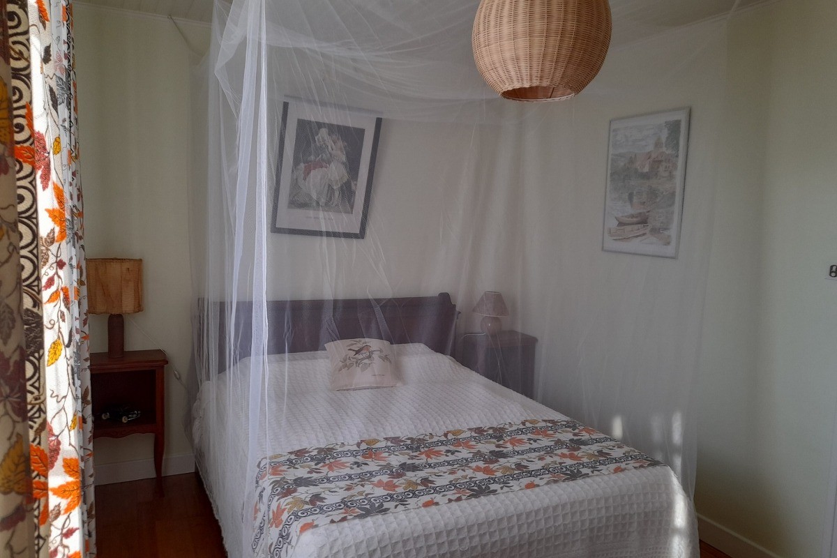 Belle maison de pays - Chambre 2 avec moustiquaire