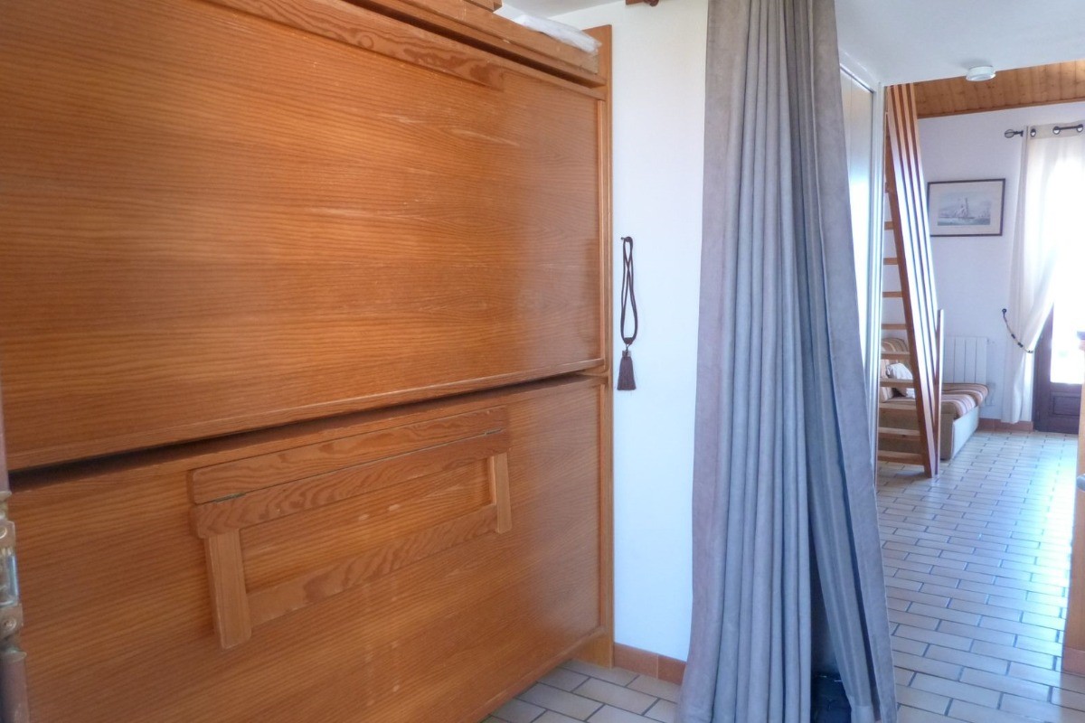 Lits enfants fermés dans le couloir d'entrée