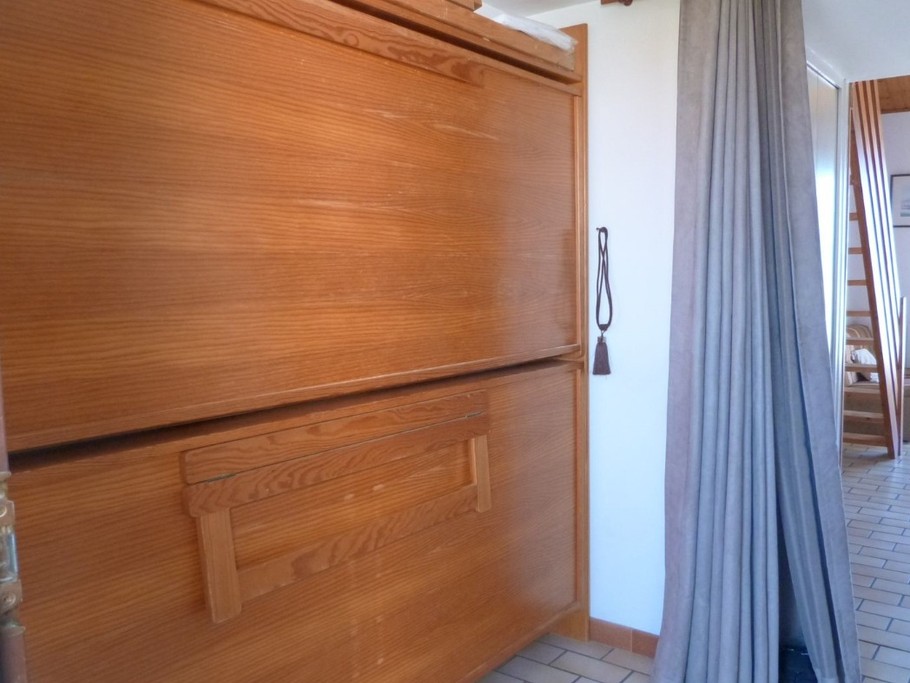 Lits enfants fermés dans le couloir d'entrée