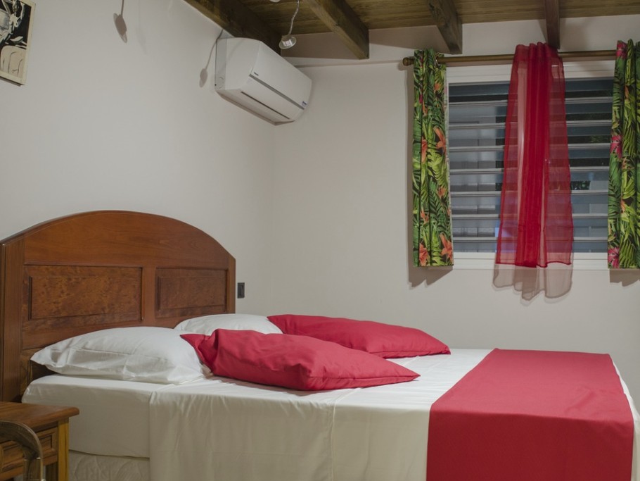 chambre 1 rez de chaussé climatisée + moustiquaires aux fenetres