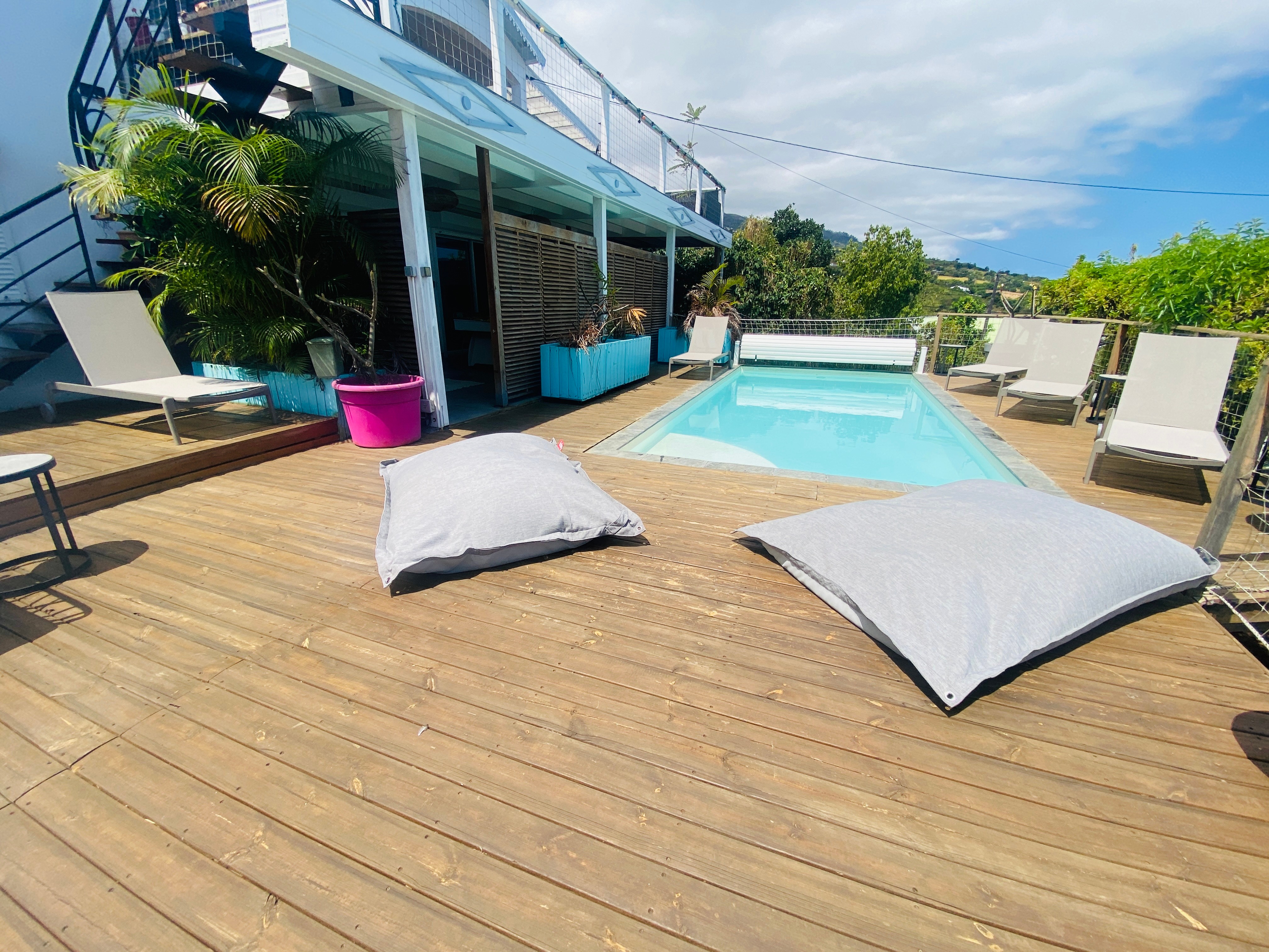 Grande terrasse au niveau du logement du bas (espace partagé)