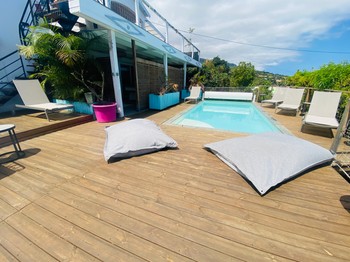 Grande terrasse au niveau du logement du bas (espace partagé)