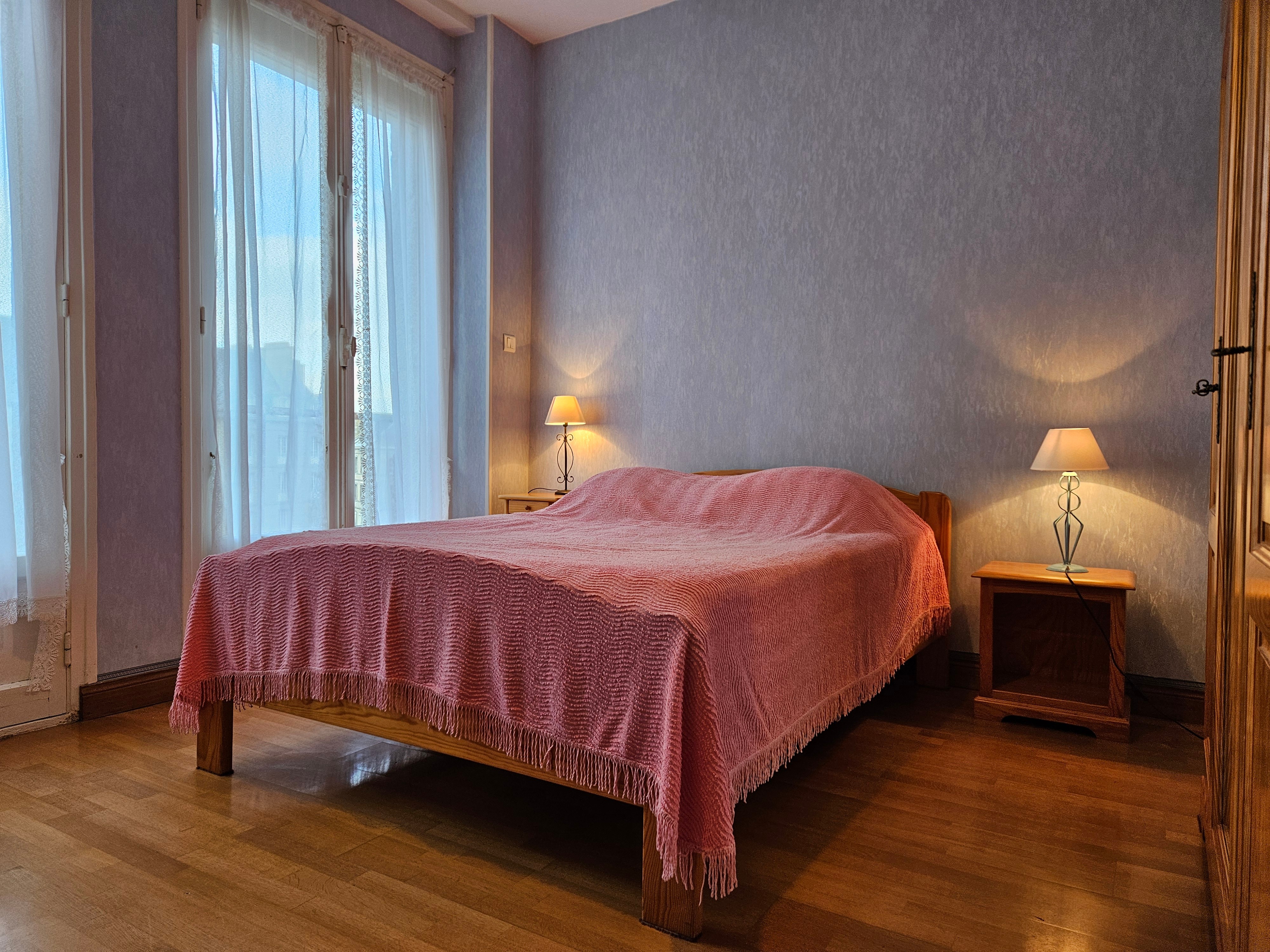 Chambre 2 avec un lit 140x190 cm et 2 lits 90x190 cm superposés. Rangements