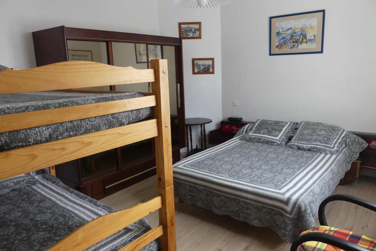 Chambre 2 avec deux lits en 90 et un lit en 140