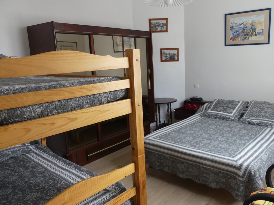 Chambre 2 avec deux lits en 90 et un lit en 140