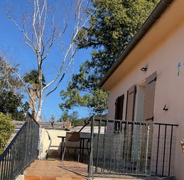 Belle terrasse avec mobilier de jardin