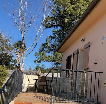 Belle terrasse avec mobilier de jardin
