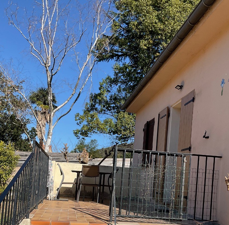 Belle terrasse avec mobilier de jardin