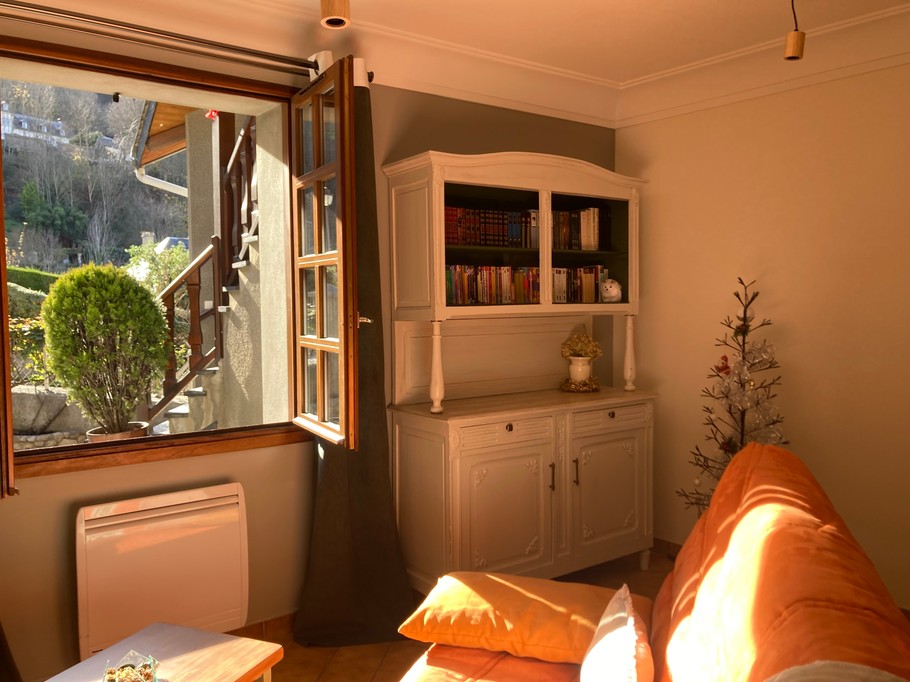 Soleil donnant sur le salon en pleine journée