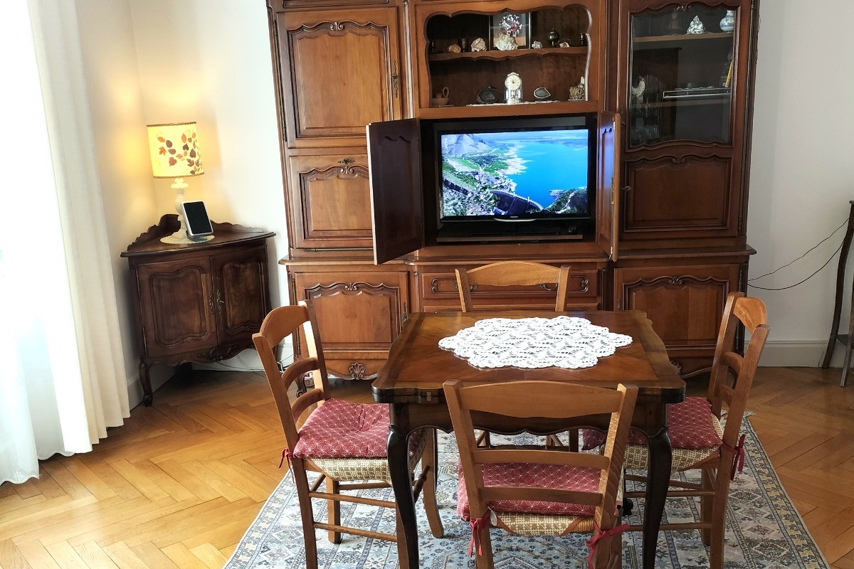 Séjour Table portefeuille 6 places télé hifi box fibre wifi Le Champ de Mars