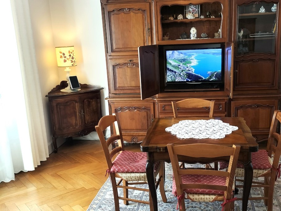 Séjour Table portefeuille 6 places télé hifi box fibre wifi Le Champ de Mars