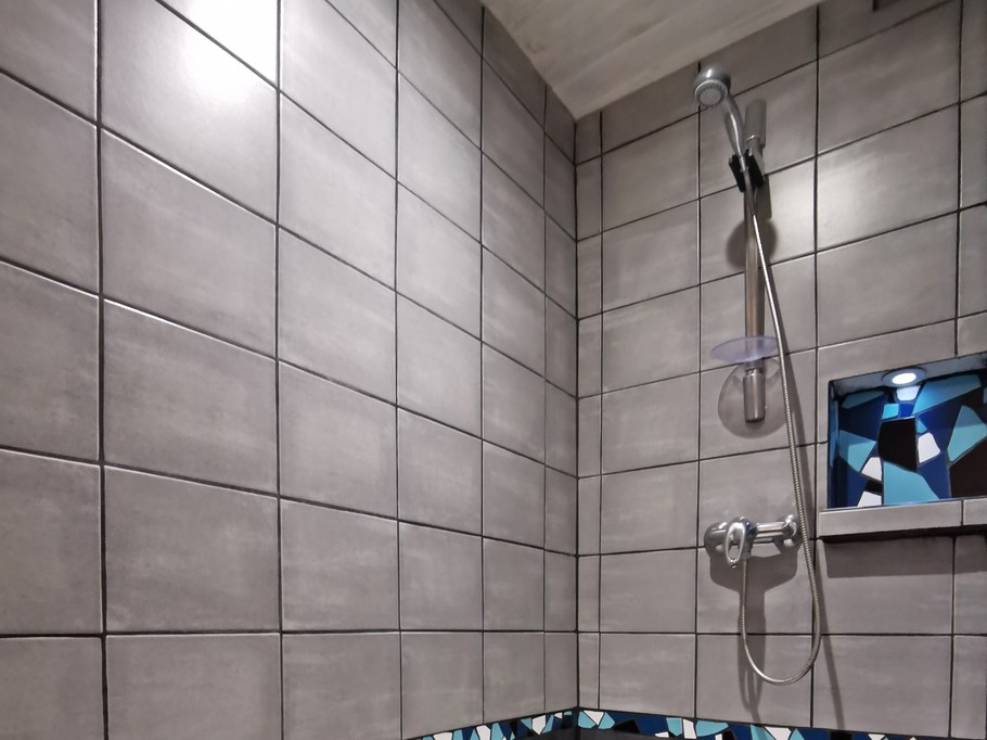 Douche à l'italienne de la salle d'eau