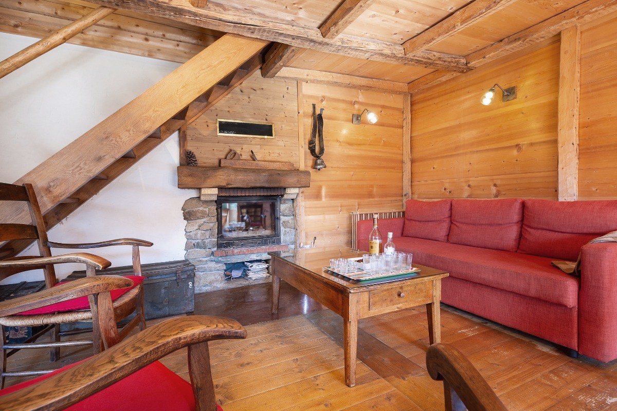 Le coin salon avec une cheminée et un canapée lit, couchage double