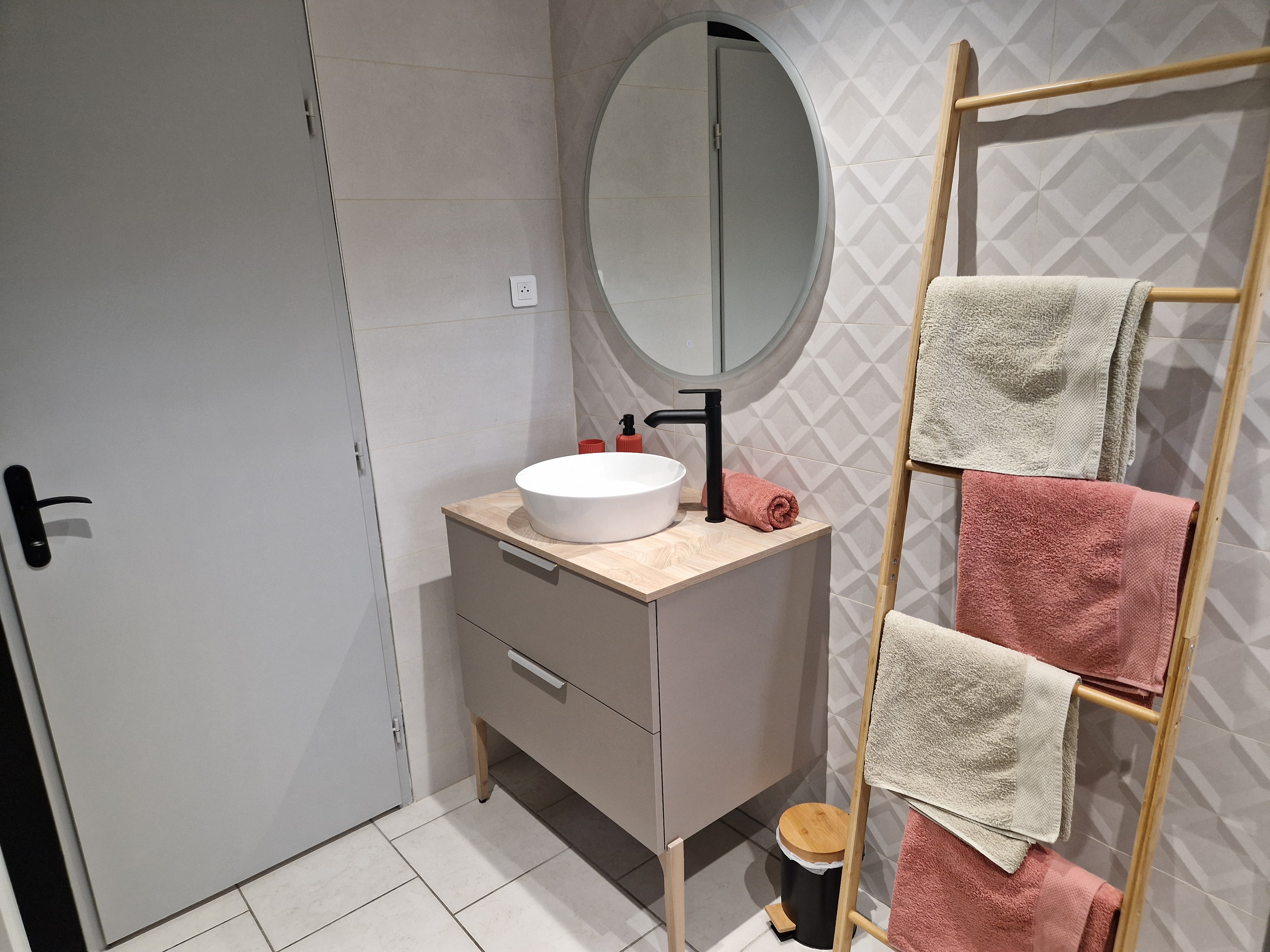 Salle d'eau avec son linge de toilette La Mansarde Domaine du Bagnerot