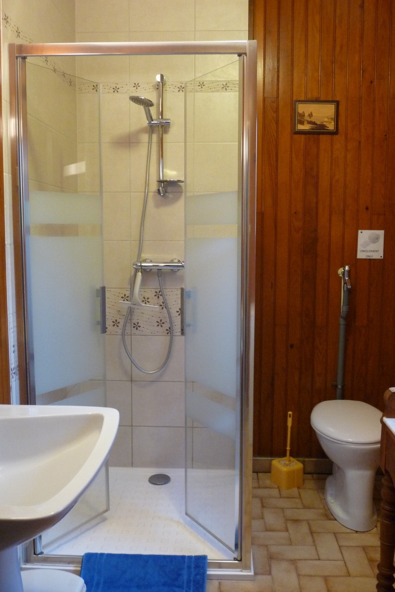 salle de bain avec douche à l'italienne