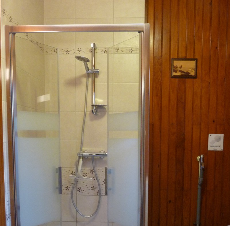 salle de bain avec douche à l'italienne