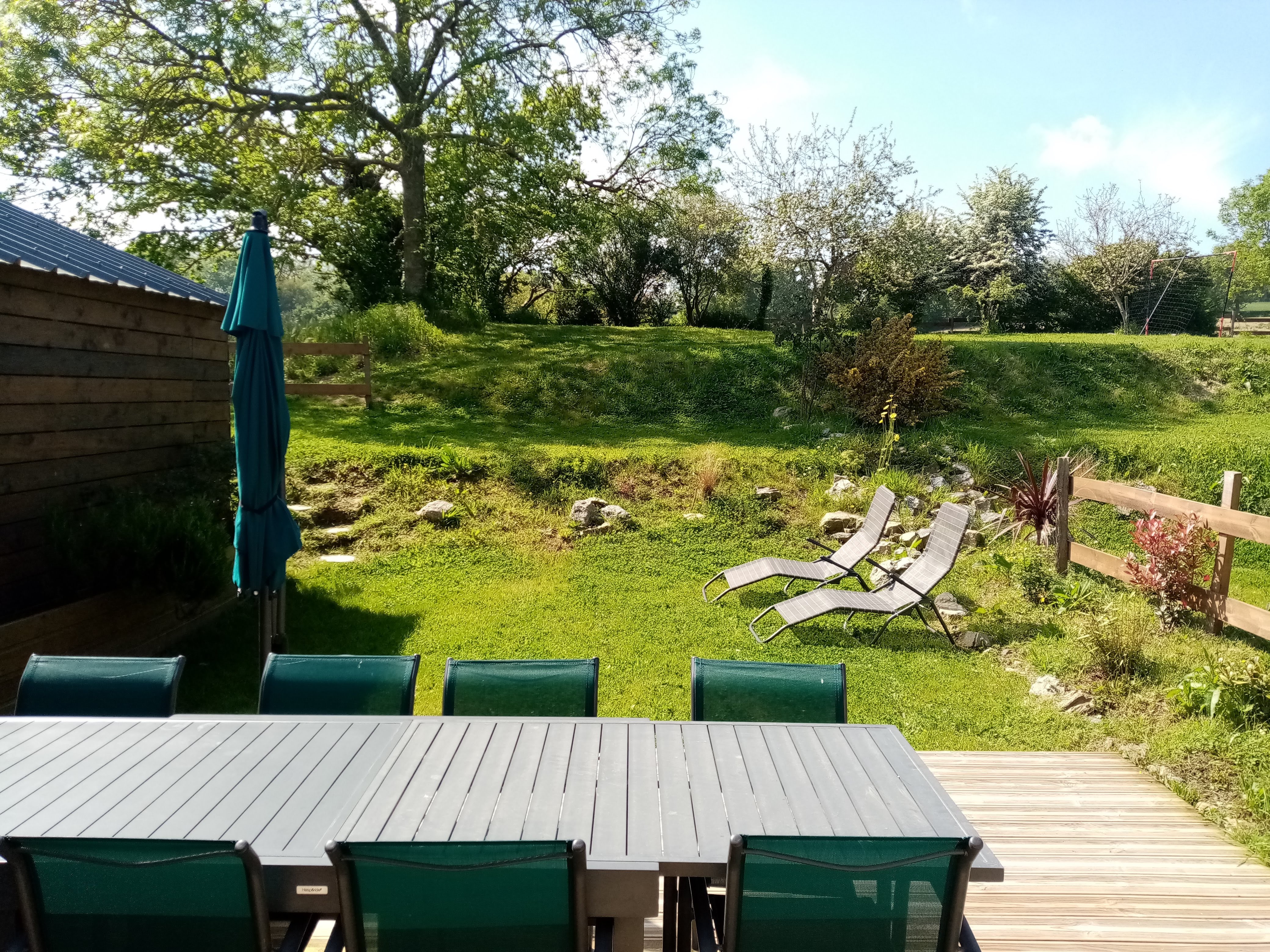 le jardin avec accès aire de jeu et foot