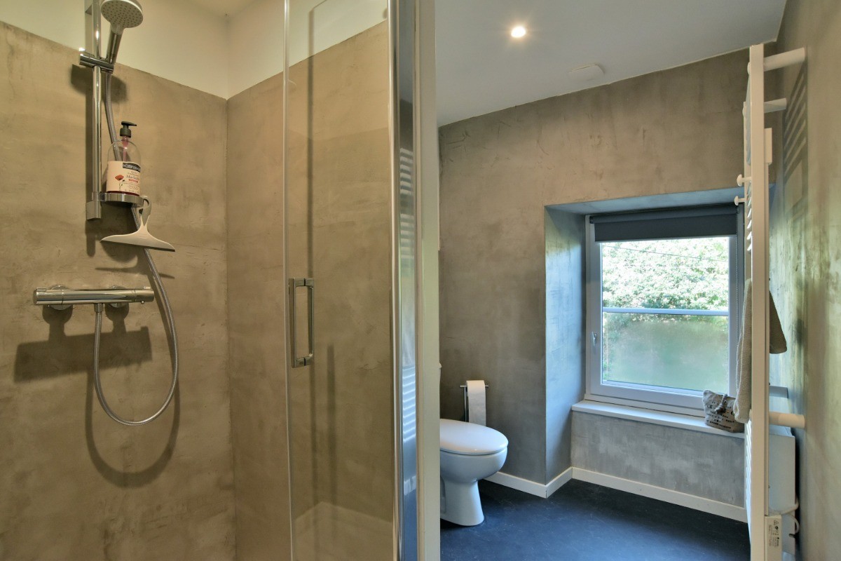 1 chambre pour 2 personnes au 1er étage (2 lits 90*190 cm), avec salle d'eau et WC communicants.