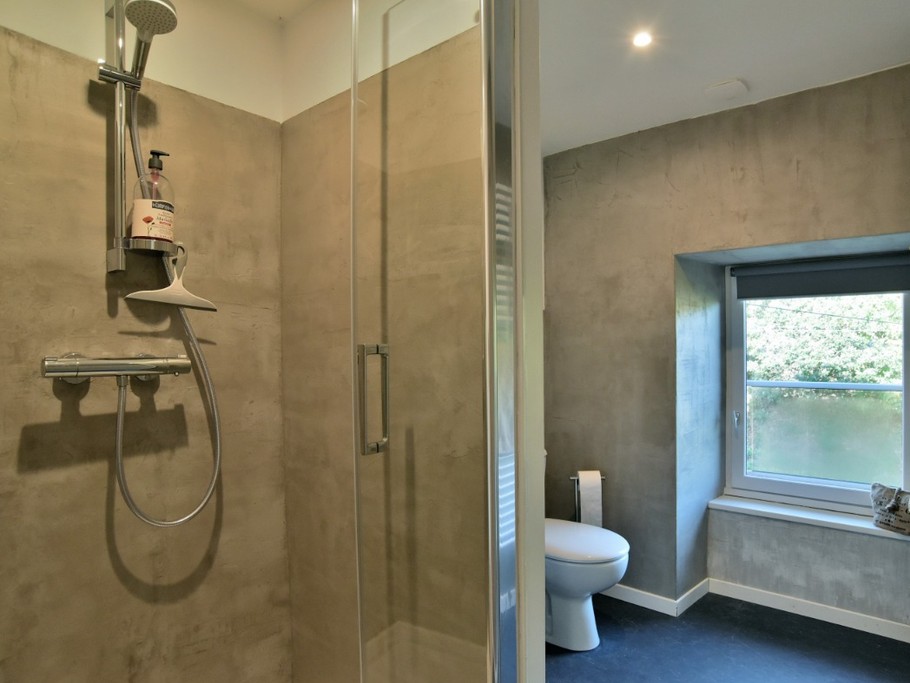 1 chambre pour 2 personnes au 1er étage (2 lits 90*190 cm), avec salle d'eau et WC communicants.