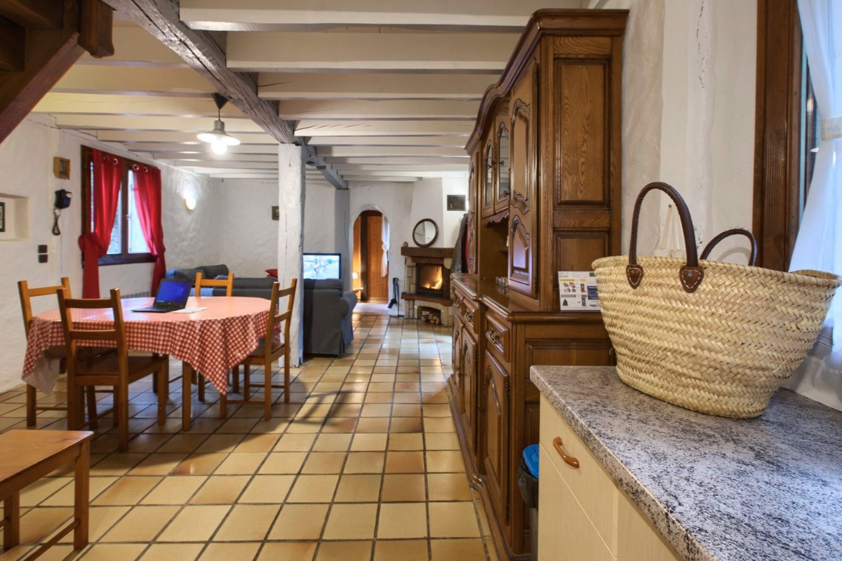 Salon-salle à manger vus de la cuisine.