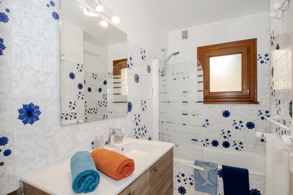 Salle de bains, baignoire équipée avec douche