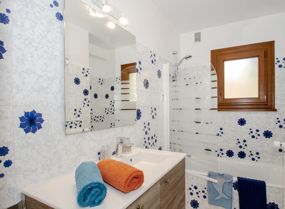 Salle de bains, baignoire équipée avec douche