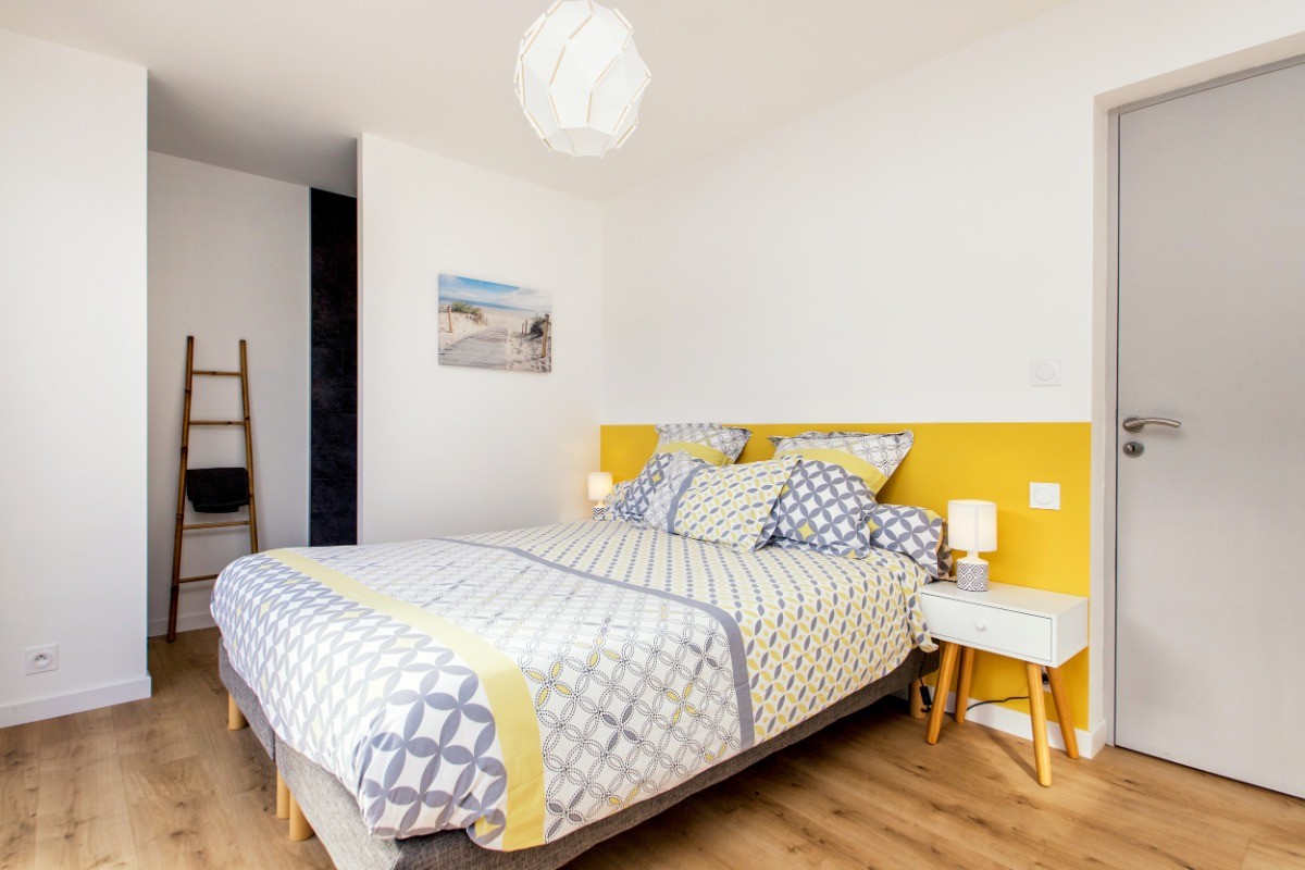 Chambre jaune accès terrasse