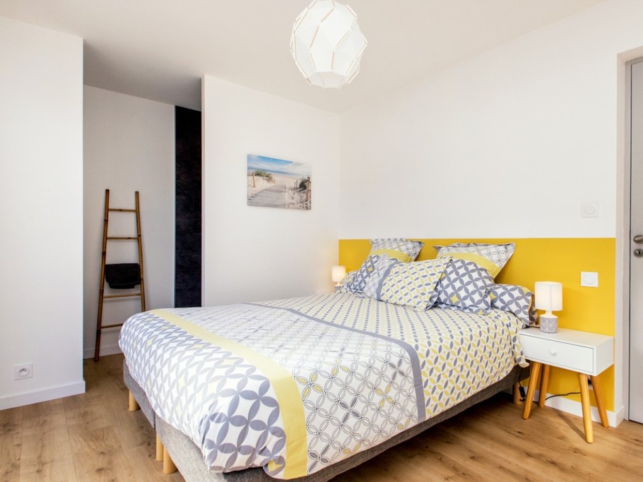 Chambre jaune accès terrasse