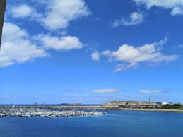 Situé au 2e étage, l'appartement offre une vue magnifique sur le Port des Bas Sablons et la ville ville de Saint-Malo.