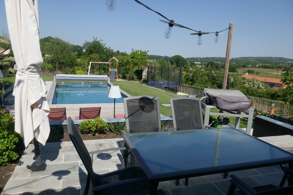 Terrasse donnant sur jardin et piscine partagée avec les propriétaires