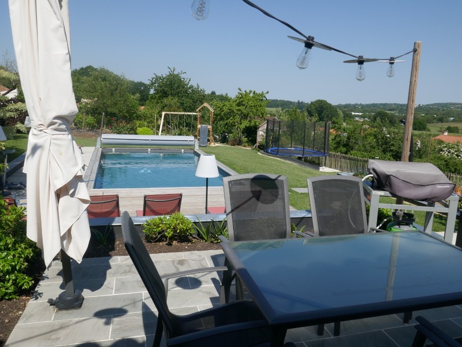 Terrasse donnant sur jardin et piscine partagée avec les propriétaires