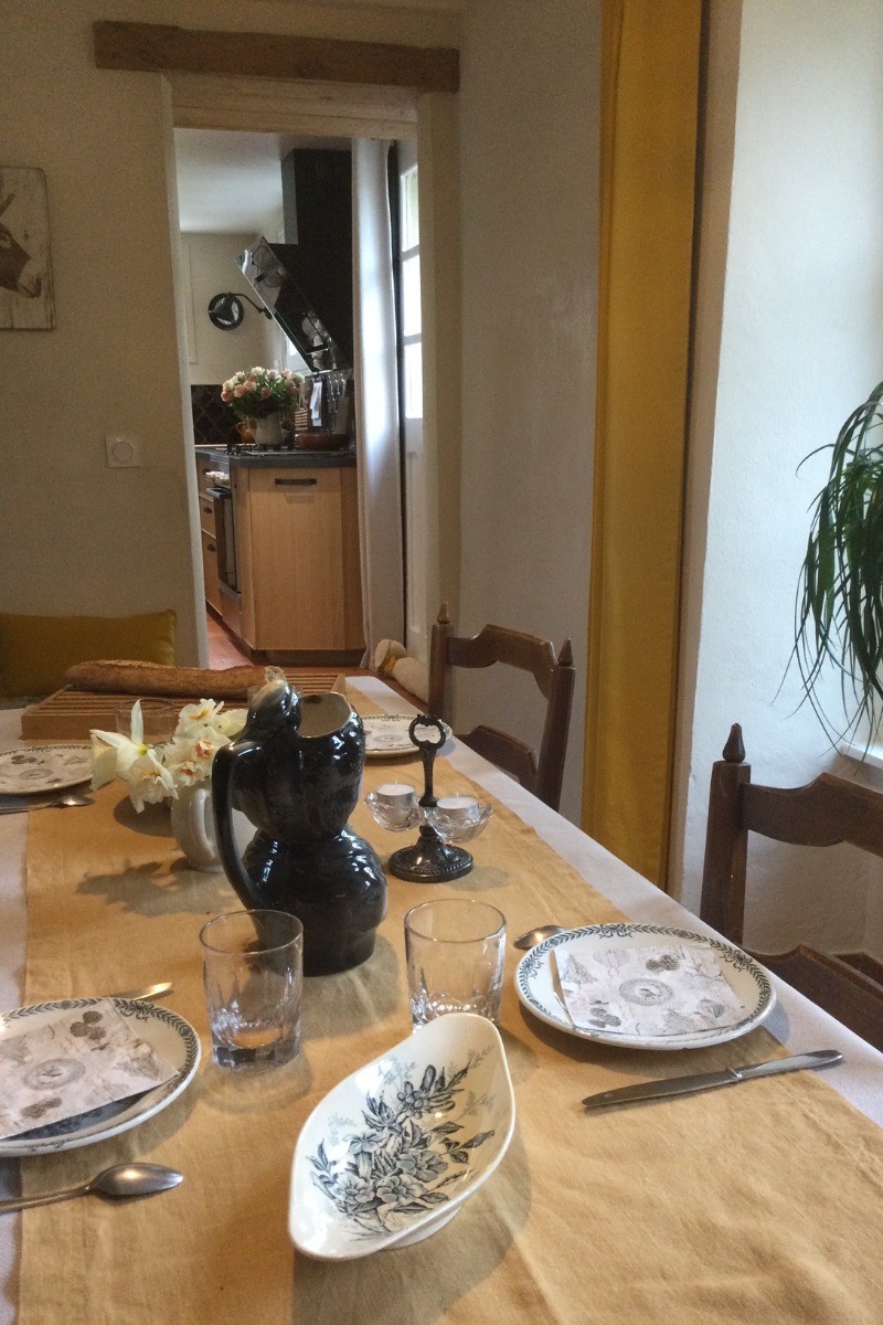 Gîte location de vacances la maison de laurence Mandeville en bessinPHOTO TABLE A MANGER